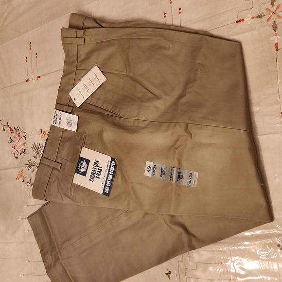 DOCKERS - SIGNATURE KHAKI - MENS  CLASSIC FIT PLEATED 40 x 34 - Picture 1 of 5
